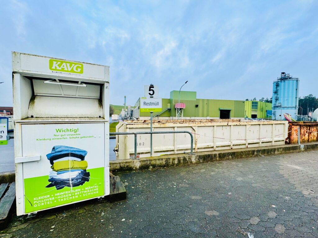 Alttextilcontainer auf dem Wertstoffhof 1