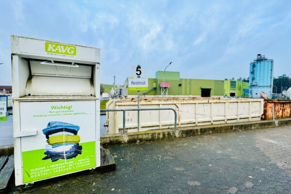 Alttextilcontainer auf dem Wertstoffhof 1