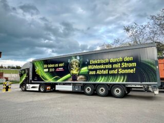 E-LKW der EMiL an der Ladestation im Ressourcenzentrum Pohlschen Heide in Hille