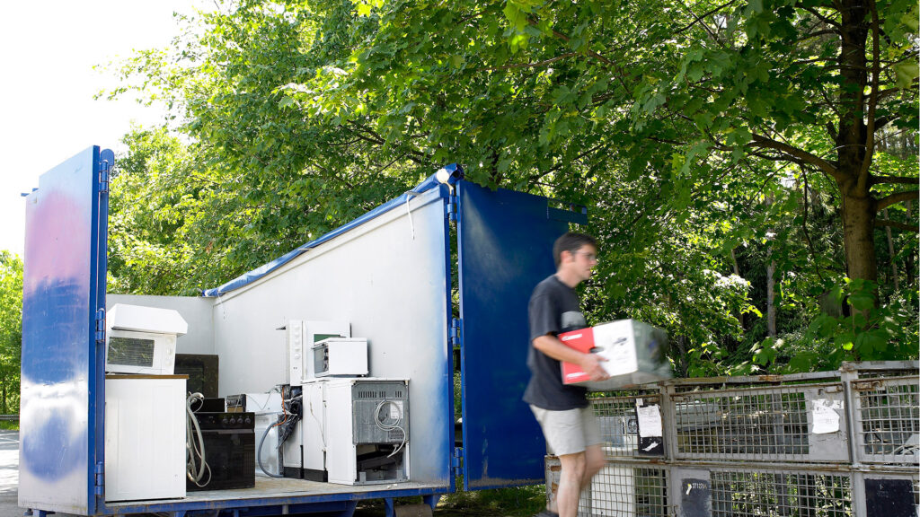 Mann entsorgt Elektroschrott