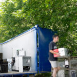 Mann entsorgt Elektroschrott