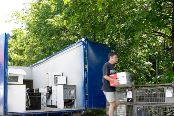 Mann entsorgt Elektroschrott