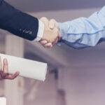 2 Menschen schütteln sich die Hände