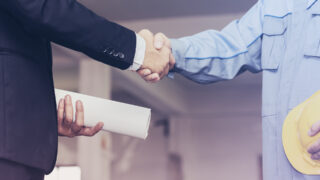 2 Menschen schütteln sich die Hände