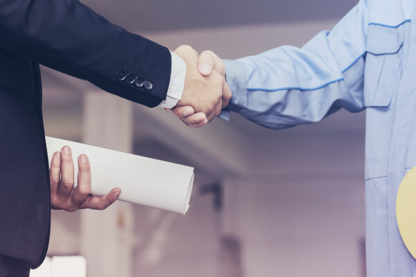 2 Menschen schütteln sich die Hände