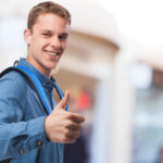 Junger Mensch zeigt Daumen hoch