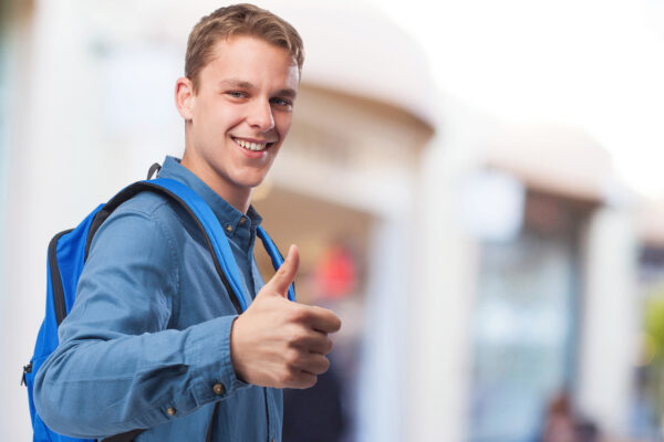 Junger Mensch zeigt Daumen hoch